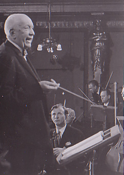 Richard Strauss  bei einer Probe mit den Wiener Philharmonikern. Am Konzermeisterpult: Willi Boskovsky